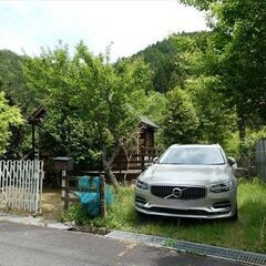 物件裏には小川が流れせせらぎが心地よいフィンランド材ログハウスです。