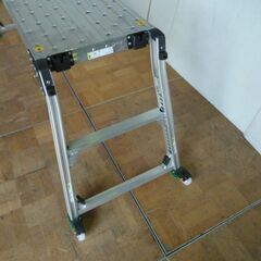 【中古】ナカオ 可搬式 作業台 足場台 GTW-10 使用質量150kg 四脚調節式足場台 アルミ製 脚伸縮 キャスター付 折りたたみ 建設 仮設 工事 作業の画像