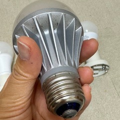 電球とアダプタソケット4個セットと電球1個の画像