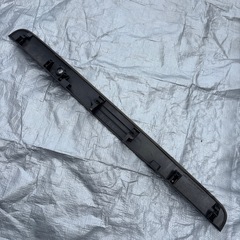 ハイエース200系2型リヤガーニッシュ中古品の画像