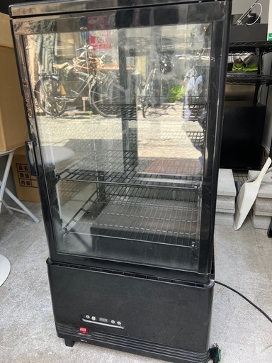 ガラス扉付き黒いショーケース