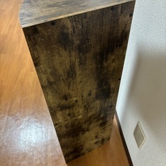 茶色の棚の画像