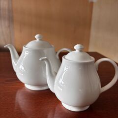 ボーンチャイナ　ティーポット２セット　の画像