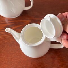 ボーンチャイナ　ティーポット２セット　の画像