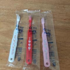 歯科専用歯ブラシ。シナモロール、キティーちゃん
