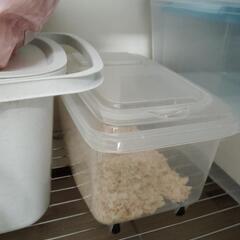 ハムスターのエサと寝床用の木くずの画像
