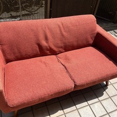 ソファ　優しい赤色