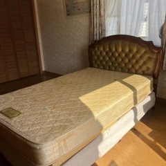 ダブルベッドとマットレスの画像