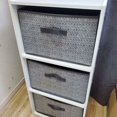 白のカラーボックス＋収納ケース3個付き【引っ越し処分・セットで2...