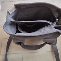 コンパクトなショルダーバッグの画像
