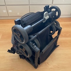 折りたたみ可能ベビーカー［4.9kg］