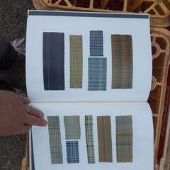 織物の生地の本　高い本です。の画像