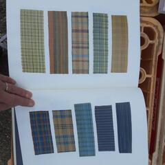 織物の生地の本　高い本です。の画像