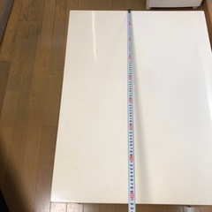ホワイトテーブルの画像