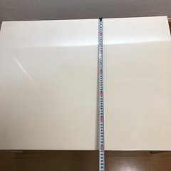 ホワイトテーブルの画像