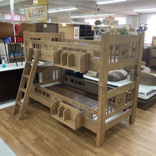 ジモティー限定価格! S268 ⭐ 天然木２段ベッド 棚２つ付き 上下分割可 幅106cm USED