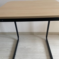 背面ポケット付きテーブル