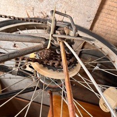 壊れた折りたたみ自転車の画像