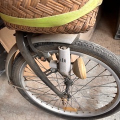 壊れた折りたたみ自転車の画像