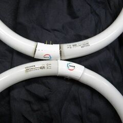 丸管蛍光灯40Wx3本 中古動作品 比較的使用頻度少なく電極部に黒ずみ無 ばら売り可 取りに来ていただける方受け渡し日時自由の画像