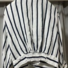 ZARAのリネンショート丈ジャケットの画像