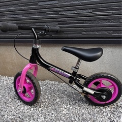 子供用の自転車　ピンクと黒の画像