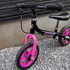 子供用の自転車　ピンクと黒の画像