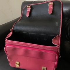 濃いピンクの横長ランドセルの画像