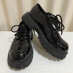 紐付き エナメル ローファー ブラック