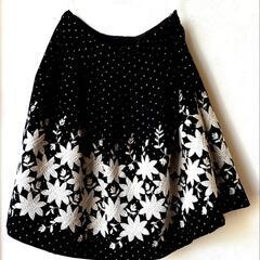 未使用⭐️プレイス　フリル　フラワー刺繍フレアスカートの画像