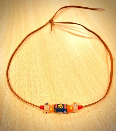 希少なバリ島のガラスビーズを使用したネックレスです。    レア作品です。  全て希少なバリ島のガラスビーズで組み上げました！ 革紐に丈夫なカンガルー革を使用しました。  チョーカー、ネックレスに対応出来ます。  希望価格は￥7000円です。