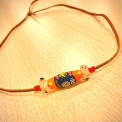 希少なバリ島のガラスビーズを使用したネックレスです。    レア作品です。  全て希少なバリ島のガラスビーズで組み上げました！ 革紐に丈夫なカンガルー革を使用しました。  チョーカー、ネックレスに対応出来ます。  希望価格は￥7000円です。の画像