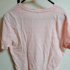 ピンク色Tシャツの画像