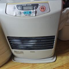 冬用ヒーターと三つ20L灯油容器