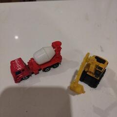 働く車ユンボと、ミキサー