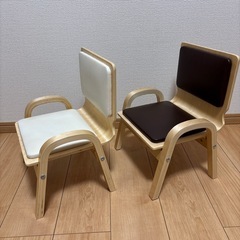 子供用木製椅子の画像