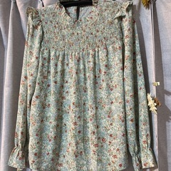 ガーリーなブラウスの画像