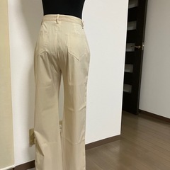 春夏ベージュパンツの画像