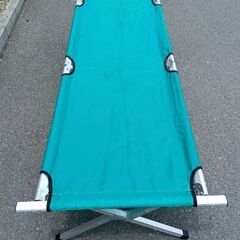 折りたたみベッド コット キャンプ 緑色 ベンチの画像