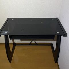 黒いガラス天板のパソコンデスク