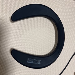 肩にかけるワイヤレススピーカーの画像