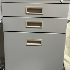 職員室の袖机

