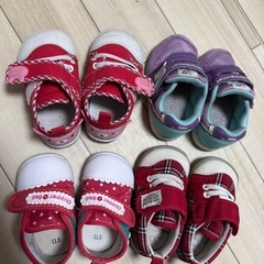 女の子用シューズ　4つ