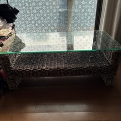 籐でできたローテーブルです。