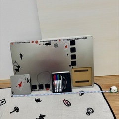 マグネットボードとフロアーマットラグの画像