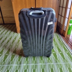 スーツケース使用回数少ないです　　