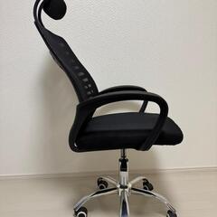 仕事や勉強に最適な、新しく快適な回転椅子の画像