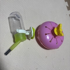 ハムスター用の吸水器と回し車の画像