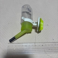 ハムスター用の吸水器と回し車の画像