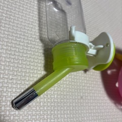 ハムスター用の吸水器と回し車の画像